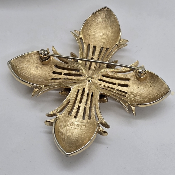 Vintage Trifari Gold Tone Maltese Cross Pin Brooch Vintage Pineapple Pinecone - Picture 4 of 6